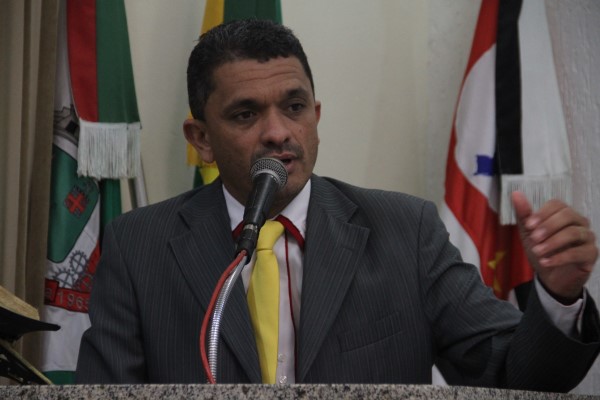 Weslen Campos da tribuna ...