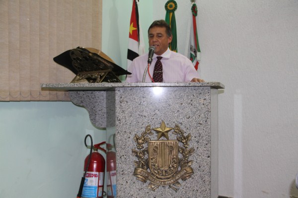 Silso na tribuna falando sobre o encontro de Brasília