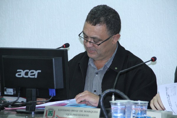 Presidente Mauro Aparecido presidindo a sessão