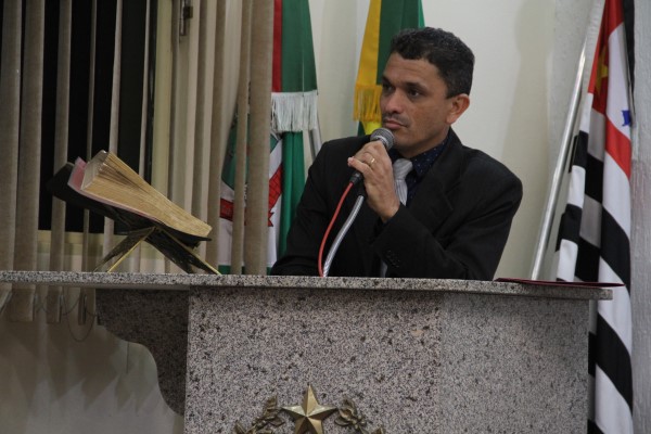 Weslen Campos na tribuna...