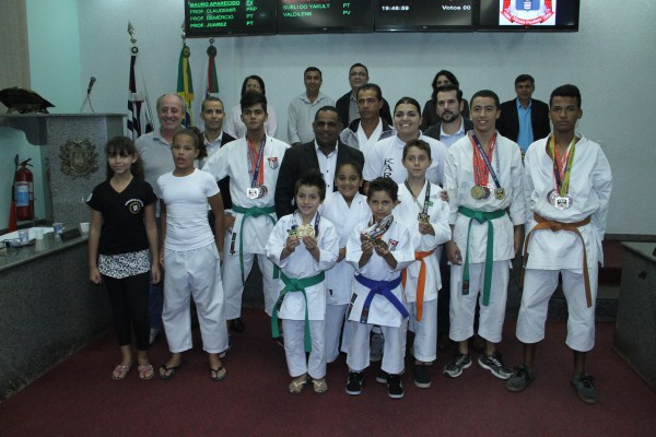 Karatecas de Várzea Paulista com os vereadores