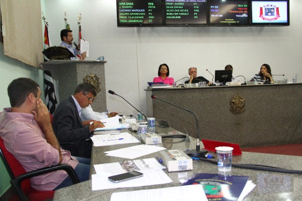 Vereadores durante a sessão...