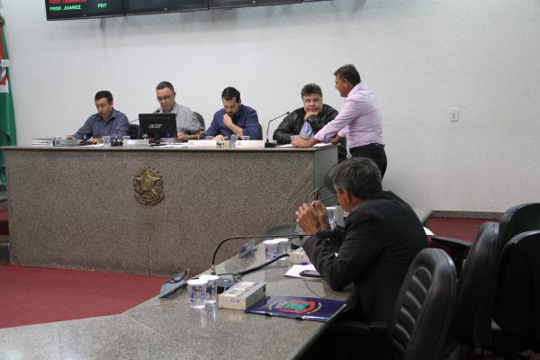 Votação mantém salários inalterados