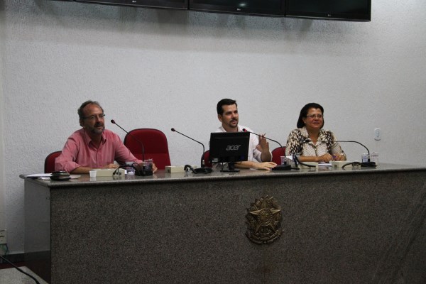 Mesa de trabalho da audiência.