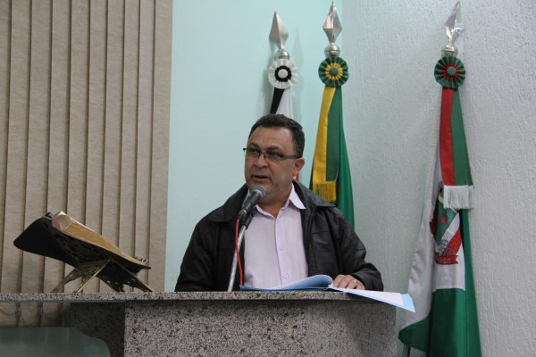 Presidente defende seu projeto na tribuna ...